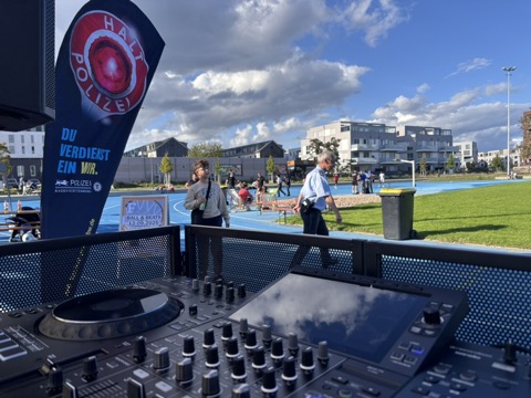 DJ-Setup beim Ball and Beats Event im Sport- und Outdoor-Umfeld