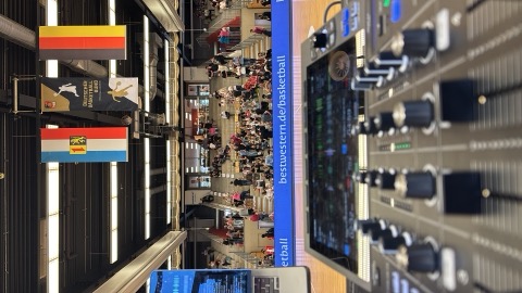 DJ-Setup bei einem Einsatz fuer den Deutschen Basketball Bund in einer Veranstaltungshalle