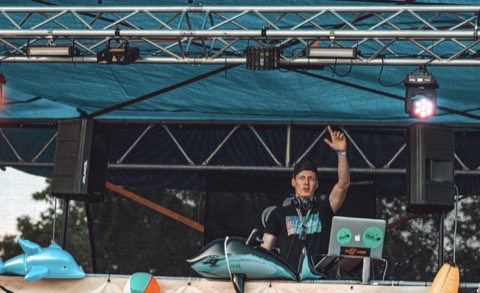 DJ fuer den 50. Geburtstag: wie Musik zwischen Stil, Persoenlichkeit und Party funktioniert