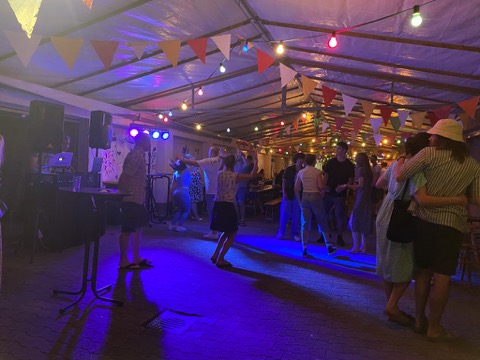 DJ-Einsatz beim Garagenfest Almenhof mit Tanzflaeche und stimmungsvoller Lichttechnik
