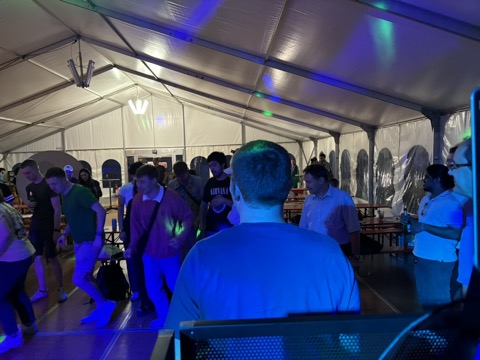 DJ-Einsatz bei einer Veranstaltung der Hochschule Mannheim mit aktiver Tanzflaeche im Zelt