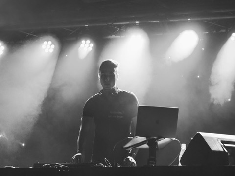DJ-Auftritt beim Rehbachfest Neuhofen mit Bühnenlicht und Eventatmosphaere