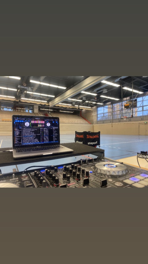 DJ-Setup bei einem Einsatz im Umfeld von SG Mannheim in einer Sporthalle