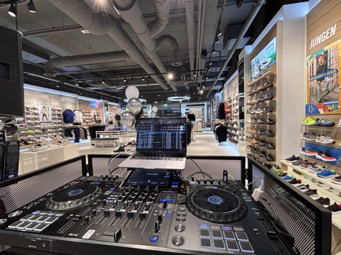 Referenzen von DJ Service Beatmaster mit DJ-Setup bei einem Retail-Event von Skechers
