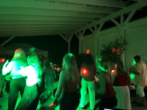DJ-Einsatz beim TC Schifferstadt mit Tanzflaeche und stimmungsvoller Abendbeleuchtung